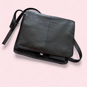 Wilson’s Black Leather Shoulder Bag
